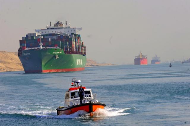 الحكومة تكشف حقيقة تأثر حركة الملاحة بقناة السويس نتيجة اتخاذ السفن مسارات بديلة