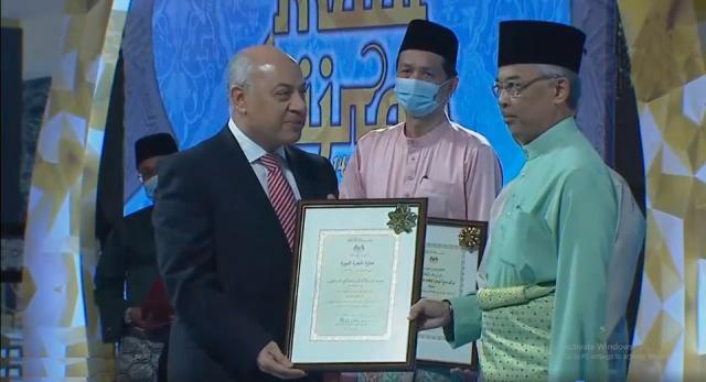 تسليم ماليزيا جائزة شيخ الأزهر لسفير مصر