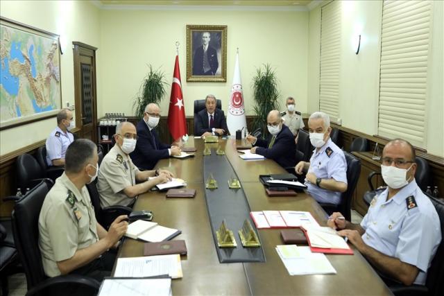 تصريحات خطيرة لـ «وزير الدفاع التركي» عن أزمة شرق المتوسط خلال اجتماعه مع قادة الجيش
