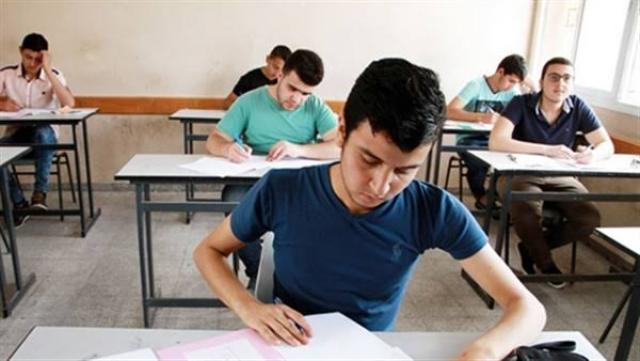طلاب الثانوية العامة يؤدون امتحان الدور الثاني في اللغة العربية