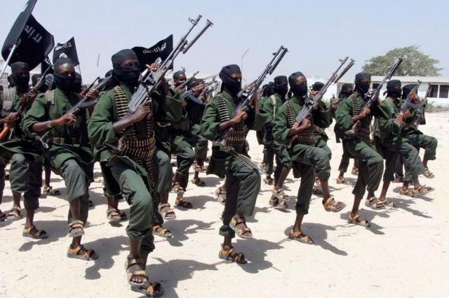 جريمة بشعة تهز الصومال.. حركة الشباب الإرهابية تعدم 4 مدنيين علنًا