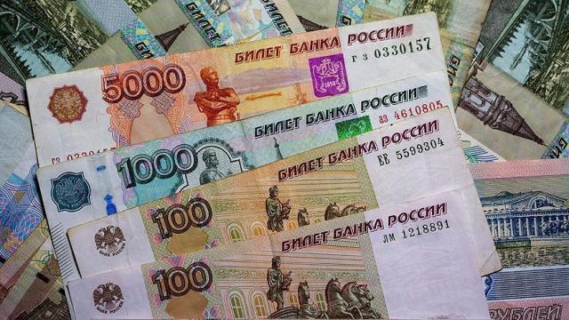 انهيار العملة الروسية لأسباب سياسية .. إعرف التفاصيل