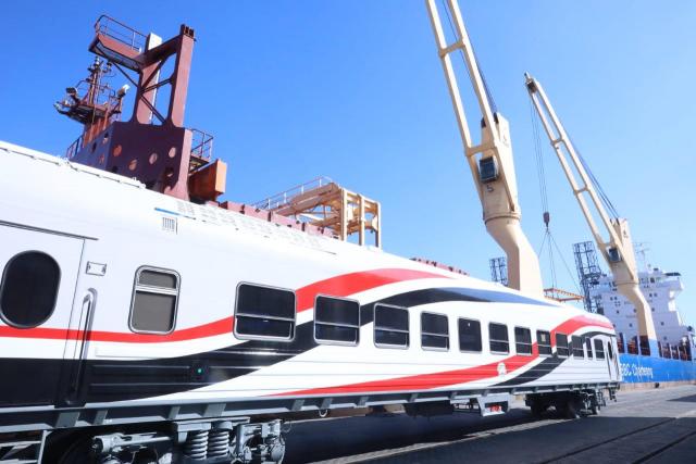 وزير النقل يتابع استكمال أعمال تنزيل 13 عربة جديدة للركاب بميناء الإسكندرية