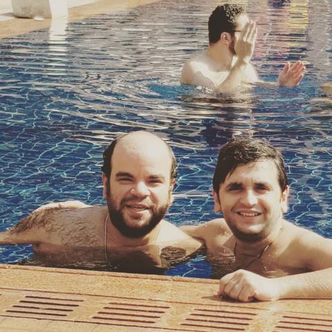 مصطفى خاطر يهنىء محمد عبد الرحمن بعيد ميلاده داخل حمام السباحة