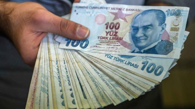 انهيار جديد للعملة التركية..سعر الدولار يصل إلى 7.40 ليرة