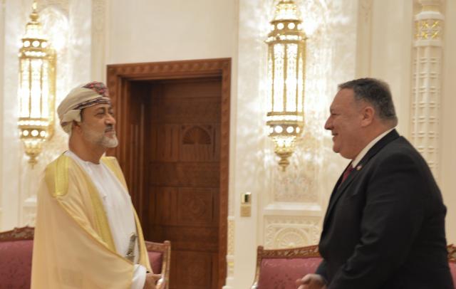 تفاصيل لقاء وزير الخارجية الأمريكي مع سلطان عمان