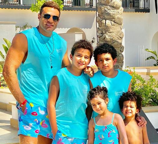 بالصورة.. محمد نور يستمتع بالعطلة الصيفية برفقة أبنائه الأربعة