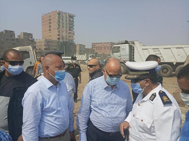 محافظ القاهرة يتفقد أعمال الإزالة الجارية  بمنطقة عرب الحصن و ”عزبة الصفيح ” بحي المطرية