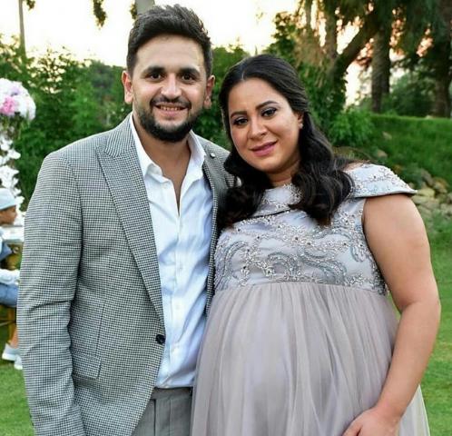 بالصورة.. مصطفى خاطر وزوجته ينتظران مولودهما الأول