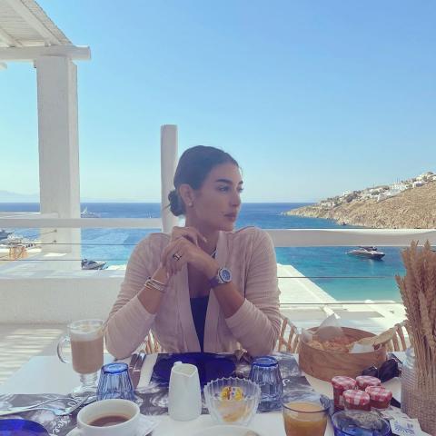 على الشاطىء.. ياسمين صبري تقضي  إجازة رومانسية في جزر اليونان