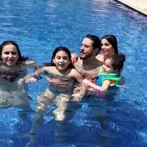 بالفيديو.. أحمد الفيشاوي وزوجته يستمتعان بالمصيف داخل حمام السباحة