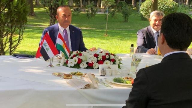 فضيحة..وزير الخارجية التركي يزيل علم كردستان العراق من صوره مع رئيس حكومة الإقليم
