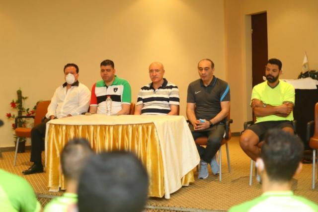 سمير حلبية يجتمع مع لاعبي المصري البورسعيدي قبل مواجهة إنبي