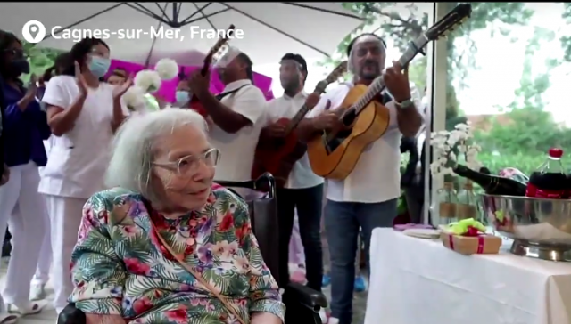 بالموسيقى والرقص .. معمرة تشعل مواقع التواصل الاجتماعي بحفل عيد ميلاد الـ 104