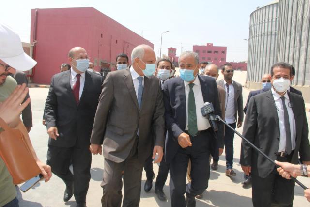 وزير التموين ومحافظ الجيزة يتفقدان صومعة بني سلامة بمنشأة القناطر