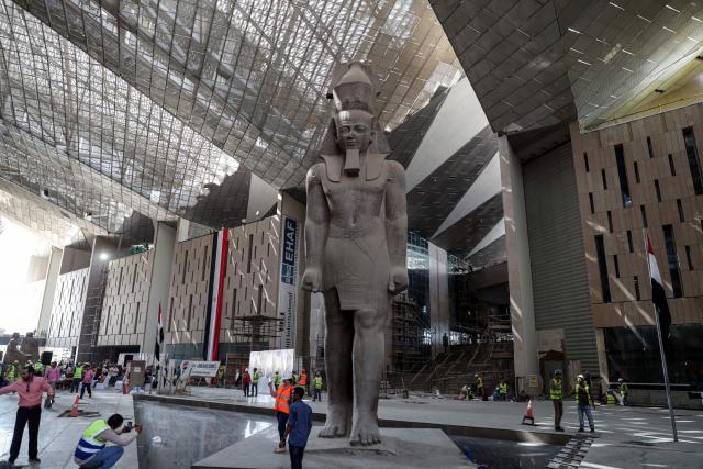 وزير السياحة يتفقد قاعات العرض بالمتحف المصري الكبير