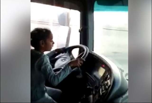 تريند السوشيال ميديا.. حكابة الطفلة التى أبهرت العالم بقيادة سيارة نقل على أحد الطرق السريعة