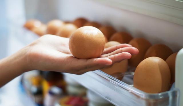 «متخفيش عليها بعد اليوم».. طريقة مثالية لـ حفظ البيض في الثلاجة