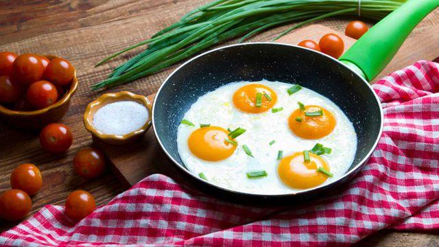تؤدي إلى التسمم .. ما هي أضرار تناول البيض المقلي؟