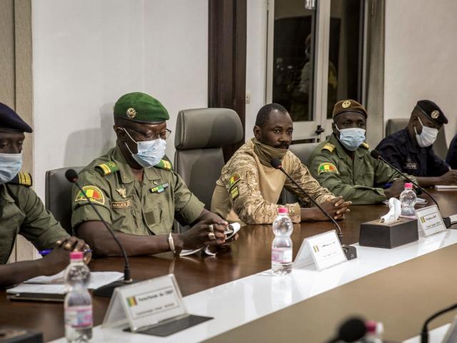 ماكرون يطالب المجلس العسكري في مالي بإعادة السلطة للمدنيين