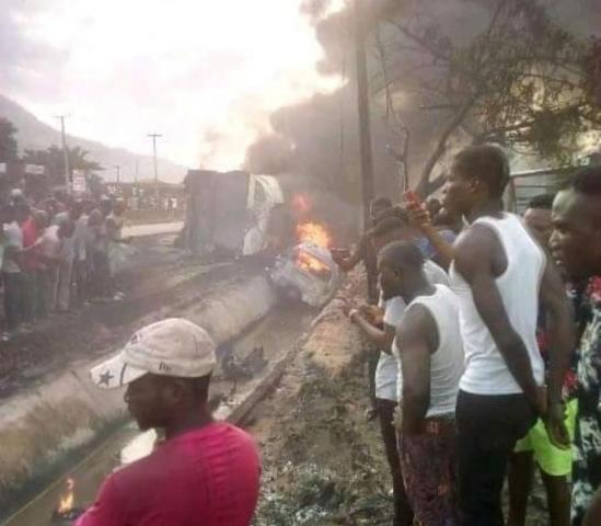 مقتل 23 شخصا في انقلاب شاحنة وقود بنيجيريا