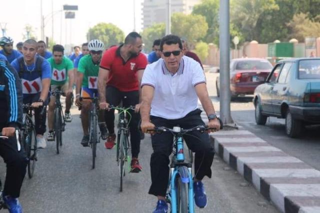 وزير الرياضة ومحافظ أسيوط يقودان ماراثون للدراجات بشوارع أسيوط