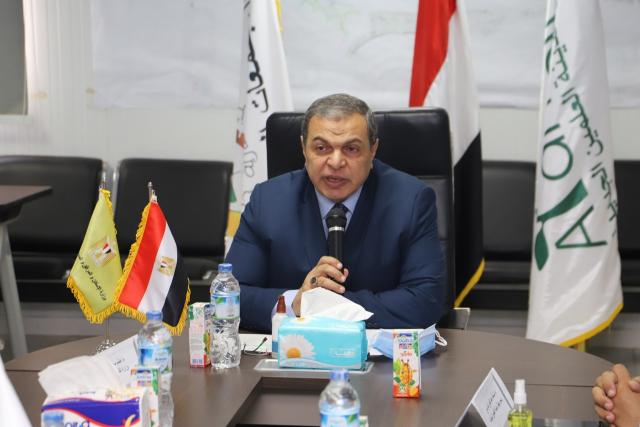 محمد سعفان وزير القوى العاملة خلال الزيارة