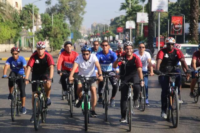 وزير الرياضة يقود ماراثون الدراجات من المتحف المصري بالتحرير إلى المتحف الجديد بالرماية