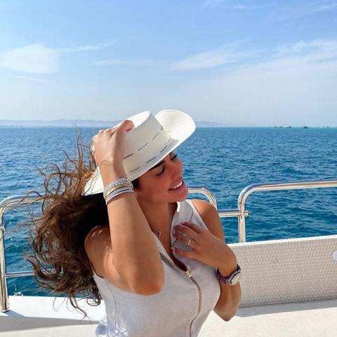 بفستان أبيض وقبعة.. ياسمين صبري تبرز أنوثتها بإطلالة صيفية على البحر