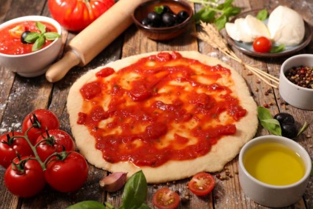«زي المطاعم».. طريقة عمل صلصة البيتزا الإيطالية