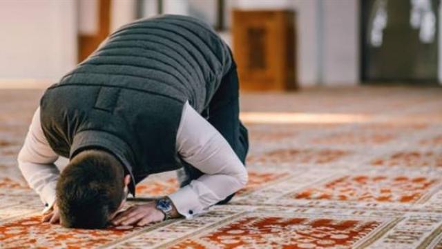 هل تجب الإقامة عند الصلاة منفردًا ؟