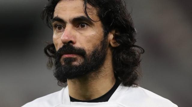 قائد الأهلي السعودي يعلن إعتزاله كرة القدم