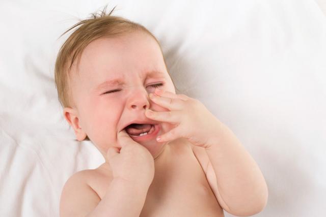أبرزها الطفح الجلدى وشد الأذن.. ما هى أعراض التسنين عند الأطفال؟