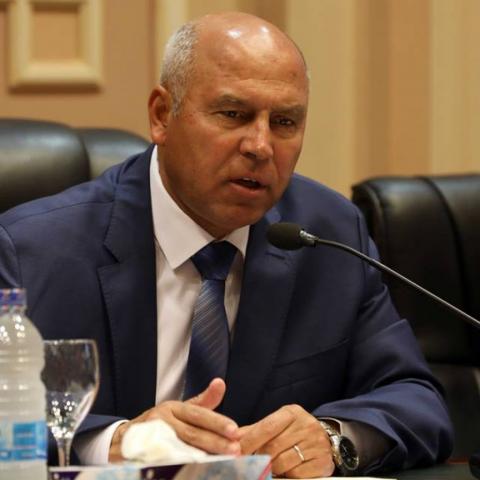 وزير النقل يتفقد أول ميني باص مصري يعمل بالغاز الطبيعي