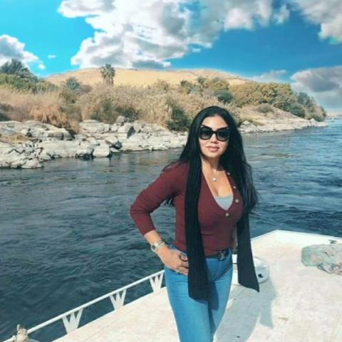 بإطلالة كاجوال مثيرة.. رانيا يوسف تروج للسياحة المصرية من مدينة السحر والجمال