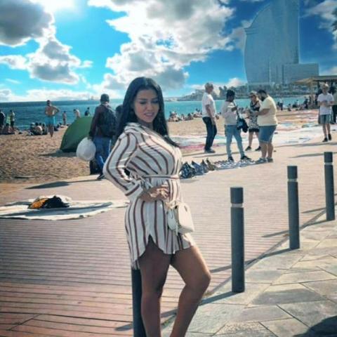 بـ ”فستان قصير”.. رانيا يوسف تستعرض أنوثتها على شاطىء البحر