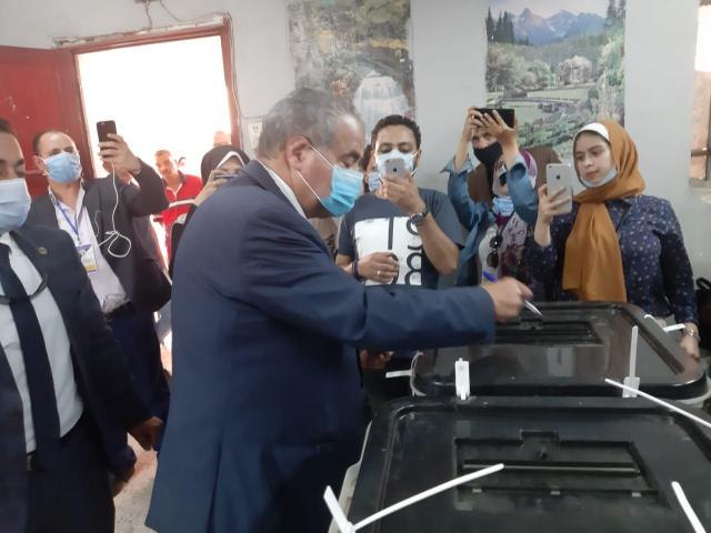 وزير التموين يدلى بصوته في انتخابات النواب بمدرسة الأورمان الإعدادية