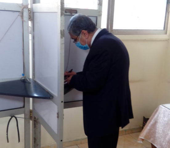 وزير الكهرباء يدلى بصوته في انتخابات النواب