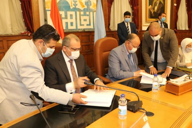 محافظ القاهرة يشهد توقيع عقد لتطوير منطقة الطيبي بالسيدة زينب