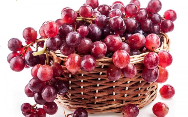العنب الأحمر.. الروشتة العلاجية السحرية لحماية القلب والزهايمر