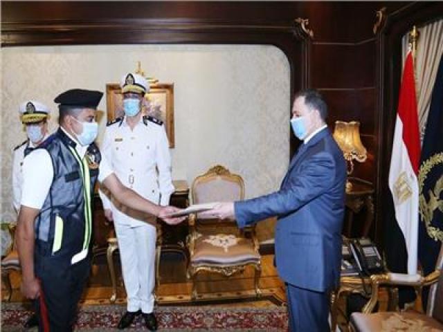 وزير الداخلية يكرم أمين شرطة بمرور القاهرة لإلتزامه بواجبه الوظيفي