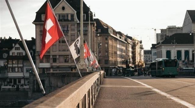 سويسرا تعلن فرض حظر شامل في جنيف بعد ارتفاع الإصابات بكورونا