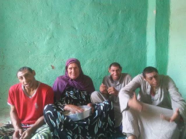 أكبرهم 40 عامًا...قصة إمرأة مصرية تعول ثلاثة أبناء من ذوي الاحتياجات الخاصة