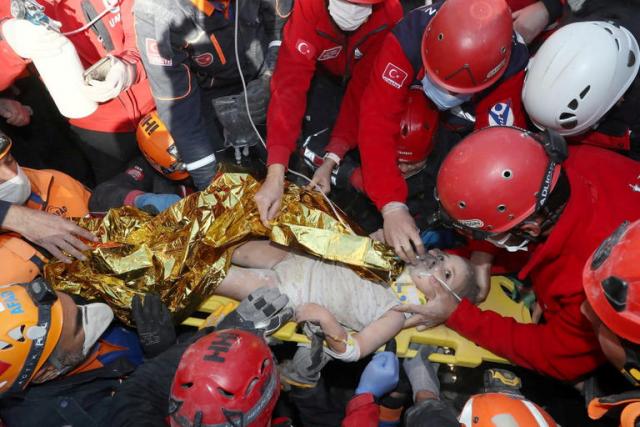 فرق الإنقاذ تساعد طفلة من تحت ركام الزلزال