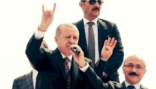 أردوغان يلوح بعلامة الذئاب الرمادية
