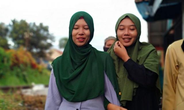 ”تيك توك” يعيد  جمع شمل توأمتان بعد فراق 24 عام