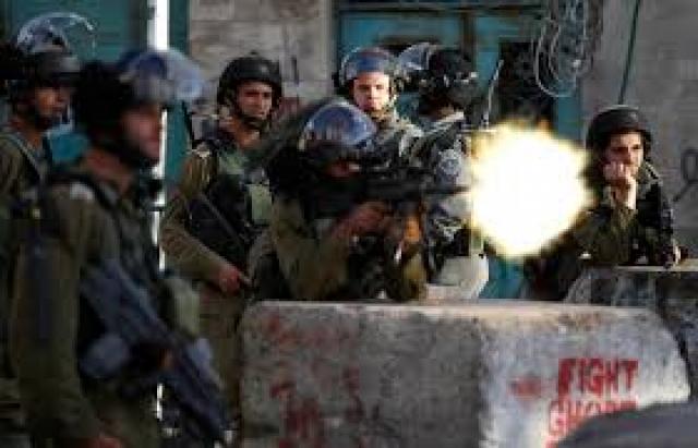 الجيش الإسرائيلي يطلق النار على شاب فلسطيني بزعم محاولته تنفيذ عملية طعن