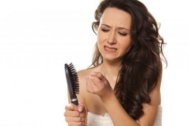 عادات خاطئة تؤدي لتساقط الشعر المفاجئ.. فما هي؟