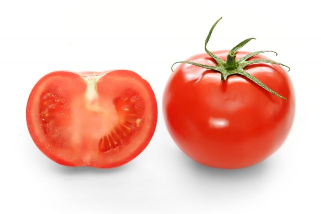 ماذا يحدث في سوق الخضار؟.. الطماطم تواصل جنونها وتصعد لـ12 جنيه وهذه هي الأسباب