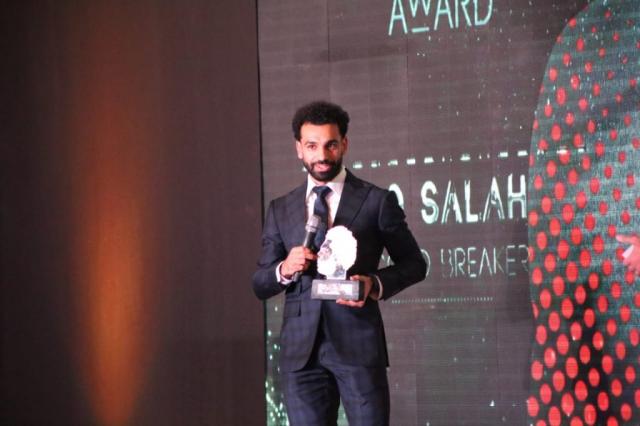 اتحاد الكرة يوثق تكريم محمد صلاح بجائزة ”الملهم”